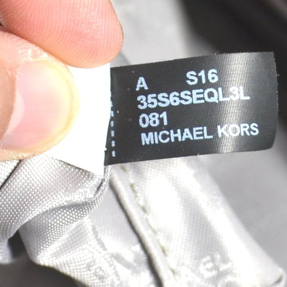 Michael Kors Bowery Large Leather Shoulder Bag - Picture 6 of 7